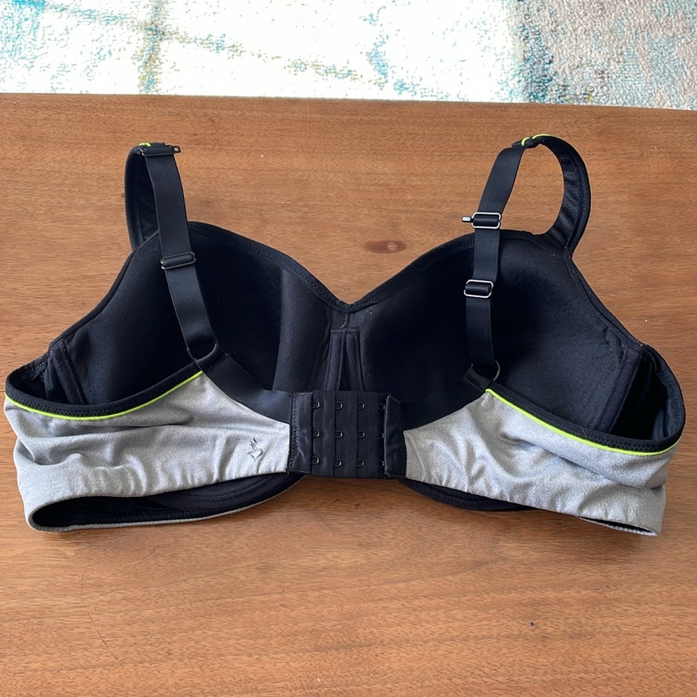 Torrid Active 42DDD / 42F Lightly Lined Underwire Clasp Back Gray Sport Bra - Picture 2 of 6